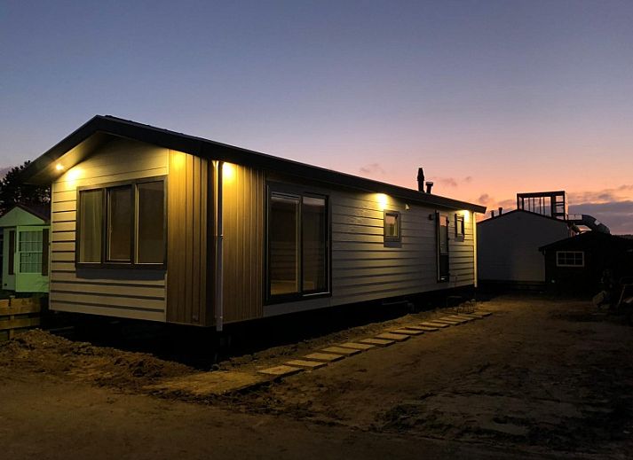 Binnenruimte van Chalet Bregkoog 262 in De Koog, Texel, met stijlvolle eethoek en moderne inrichting.
