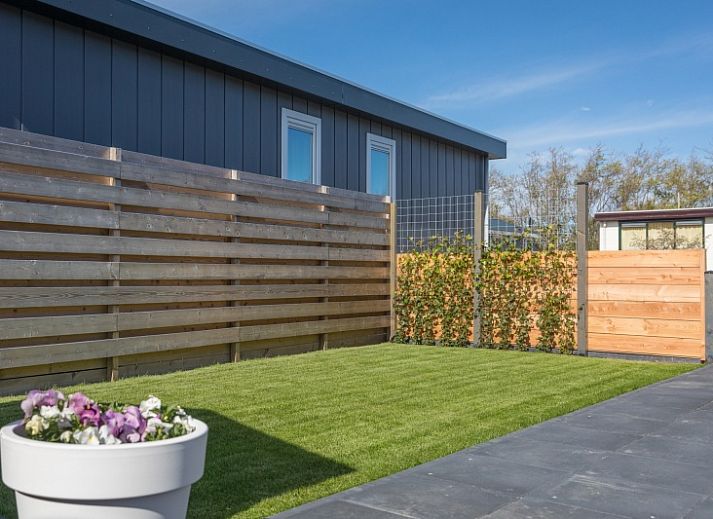 Binnenruimte van Chalet Bregkoog 262 in De Koog, Texel, met stijlvolle eethoek en moderne inrichting.