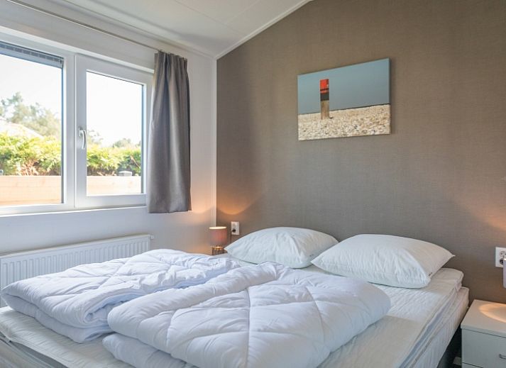 Gezellige woonkamer in Chalet Bregkoog 262, De Koog, Texel, met comfortabele zitbank en ruime ramen.