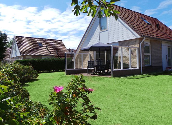 Villa 5 vakantiehuis in De Koog Texel met ruime oprit en tuin, ideaal voor een ontspannen verblijf op de Waddeneilanden.