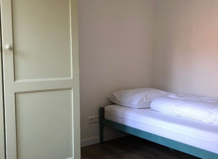 Rustige tuin van 't Buitenhuisje in De Koog, Texel, omgeven door natuur en groen, ideaal voor ontspanning op de Waddeneilanden.