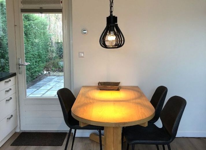 Rustige tuin van 't Buitenhuisje in De Koog, Texel, omgeven door natuur en groen, ideaal voor ontspanning op de Waddeneilanden.