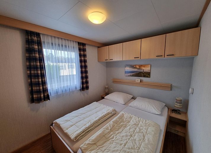 Gezellig vakantiehuis Chalet Bregkoog 33 op Texel, gelegen in De Koog, met uitnodigende buitenruimte en groene omgeving.