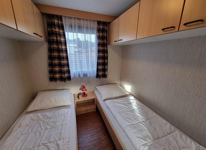 Gezellig vakantiehuis Chalet Bregkoog 33 op Texel, gelegen in De Koog, met uitnodigende buitenruimte en groene omgeving.