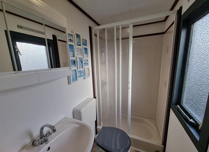 Gezellig vakantiehuis Chalet Bregkoog 33 op Texel, gelegen in De Koog, met uitnodigende buitenruimte en groene omgeving.