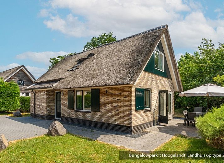 Bungalowpark 't Hoogelandt, De Koog, Texel, vakantiehuis met rieten dak omgeven door natuur.