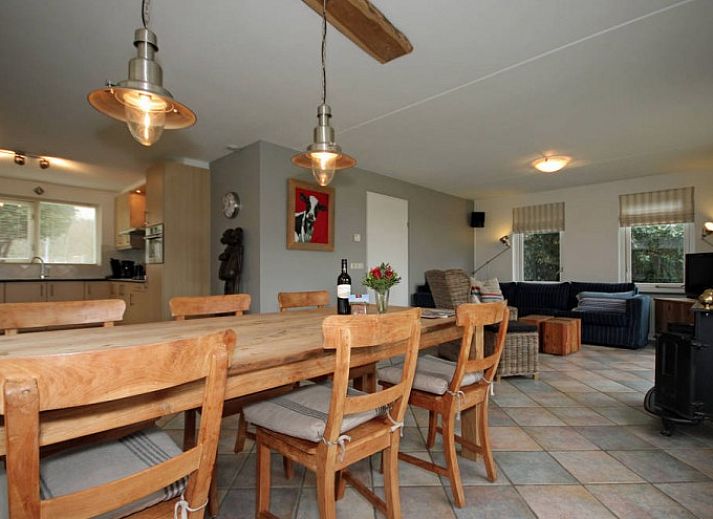 Waddenstaete 5 Pers. Ferienhaus in De Koog, Texel mit gruenem Garten und roten Dachziegeln.