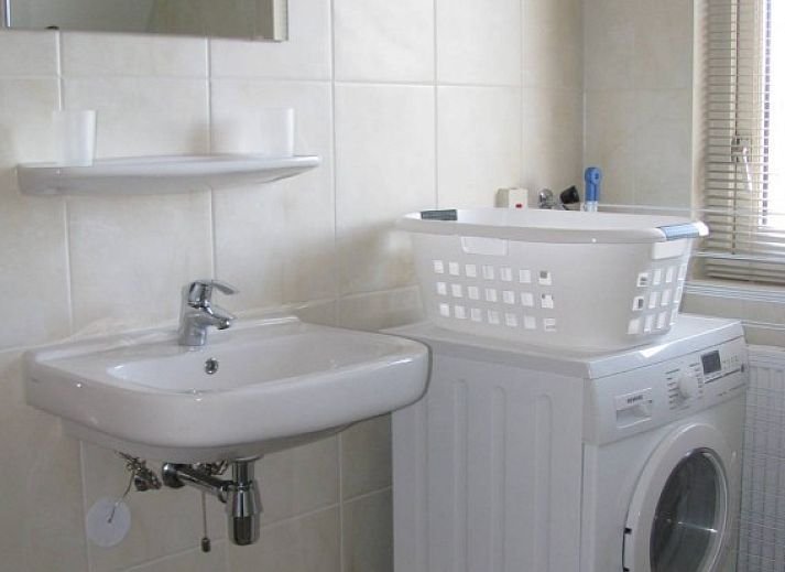 Vakantiehuis Landleven 4/5 pers. in De Koog, Texel, omringd door paarse heide en natuurpracht van de Waddeneilanden.