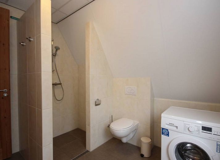 Vakantiehuis Landleven 4/5 pers. in De Koog, Texel, omringd door paarse heide en natuurpracht van de Waddeneilanden.