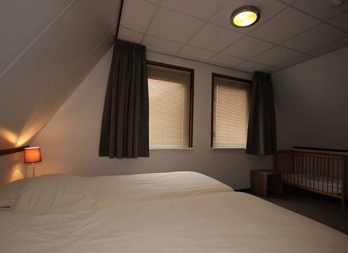 Vakantiehuis Landleven 4/5 pers. in De Koog, Texel, omringd door paarse heide en natuurpracht van de Waddeneilanden.