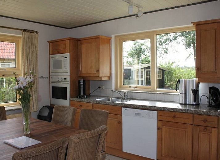 Geraeumiges Landhaus fuer 8 Personen in De Koog, Texel, mit grosser Terrasse und Garten, ideal fuer einen entspannten Urlaub auf den Watteninseln.