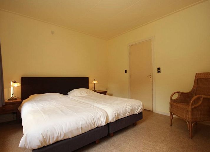 Ferienhaus 8 Personen geraeumiges Landhaus in De Koog, Texel mit Skulptur im Garten, umgeben von Natur auf den Watteninseln.