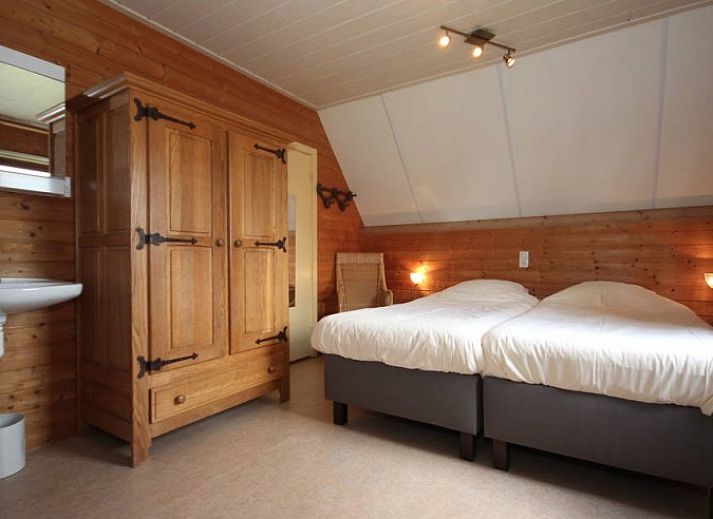 Ferienhaus 8 Personen geraeumiges Landhaus in De Koog, Texel mit Skulptur im Garten, umgeben von Natur auf den Watteninseln.