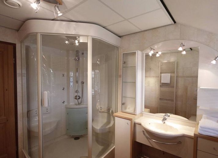 Gezellige eetruimte in 6 Persoons luxe villa met serre en sauna, De Koog, Texel met moderne keuken.