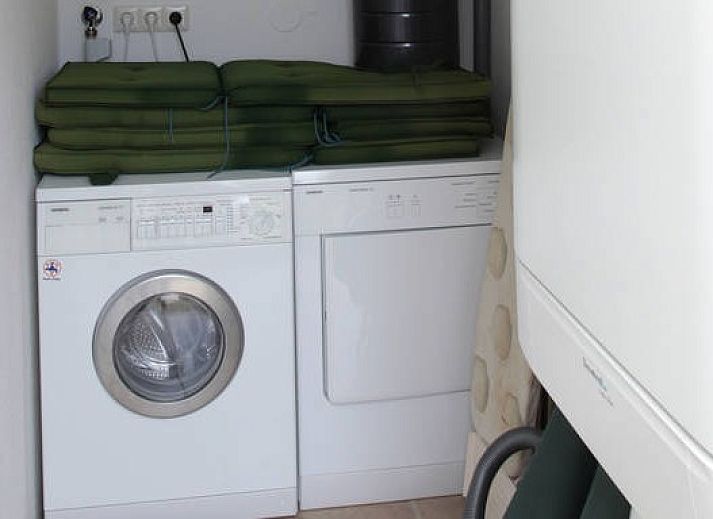 Gezellige eetruimte in 6 Persoons luxe villa met serre en sauna, De Koog, Texel met moderne keuken.