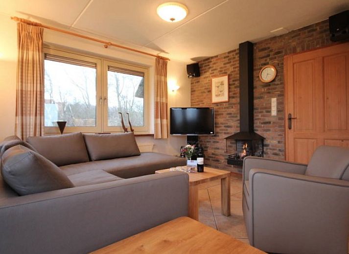 6 Persoons luxe villa met sauna in De Koog, Texel, traditionele rieten daken en ruime tuin.