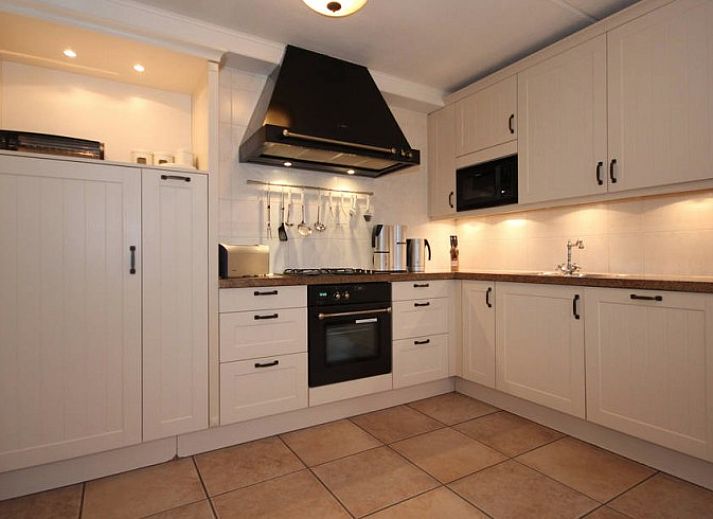 6 Persoons luxe villa met sauna in De Koog, Texel, traditionele rieten daken en ruime tuin.