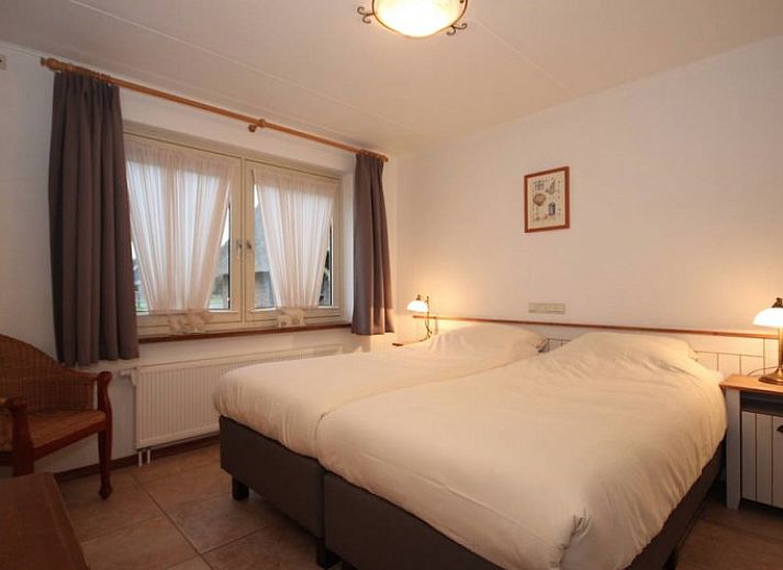 Gezellige woonkamer in 6 Persoons luxe villa met sauna, De Koog, Texel, met open haard en comfortabele zitplaatsen.