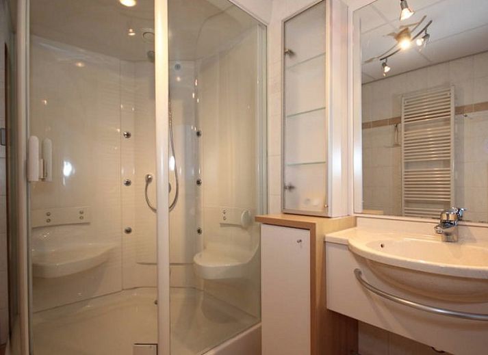 Gezellige woonkamer in 6 Persoons luxe villa met sauna, De Koog, Texel, met open haard en comfortabele zitplaatsen.