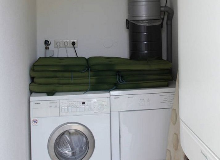 Gezellige woonkamer in 6 Persoons luxe villa met sauna, De Koog, Texel, met open haard en comfortabele zitplaatsen.