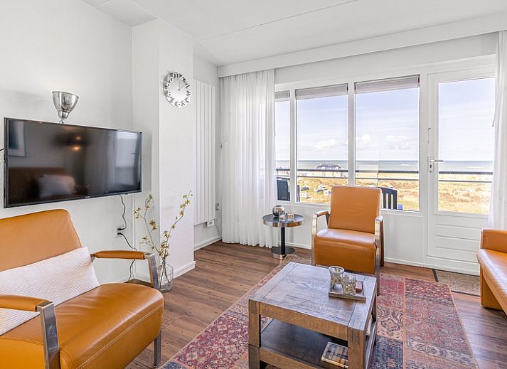 Slaapkamer met panoramisch uitzicht in Appartement Juliana 154 Zeezicht, De Koog, Texel.