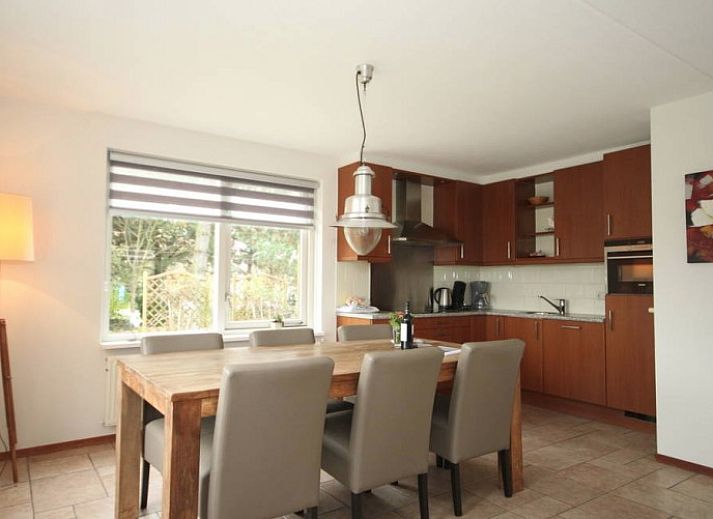 6 Persoons luxe villa met sauna in De Koog, Texel, buitenaanzicht met tuin en oprit.