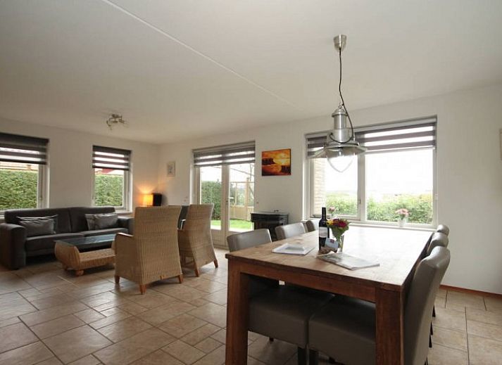 6 Persoons luxe villa met sauna in De Koog, Texel, buitenaanzicht met tuin en oprit.