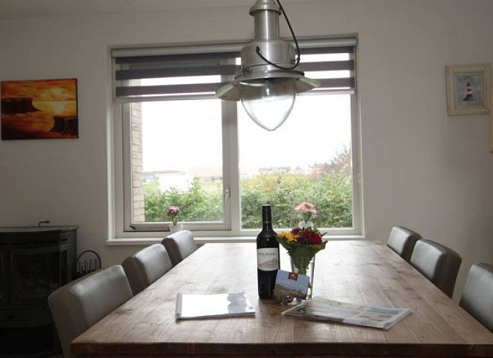 6 Persoons luxe villa met sauna in De Koog, Texel, buitenaanzicht met tuin en oprit.