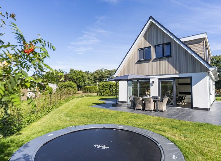 Ferienpark So What, Villa 6-Pers. in De Koog, Texel mit moderner Terrasse und Garten fuer einen entspannten Aufenthalt auf den Watteninseln.