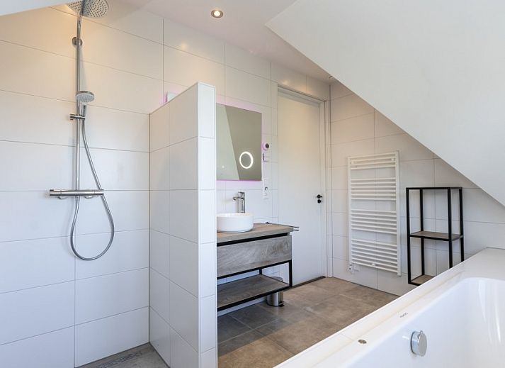 Ferienpark So What, Villa 6-Pers. in De Koog, Texel mit stilvollem Flur und Holztreppe, perfekt fuer einen Luxusaufenthalt auf den Watteninseln.