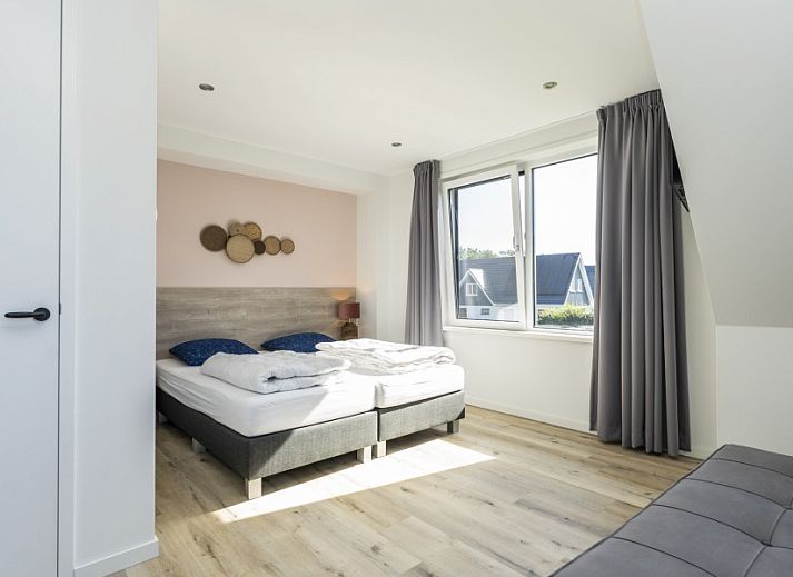 Ferienpark So What, Villa 6-Pers. in De Koog, Texel mit stilvollem Flur und Holztreppe, perfekt fuer einen Luxusaufenthalt auf den Watteninseln.