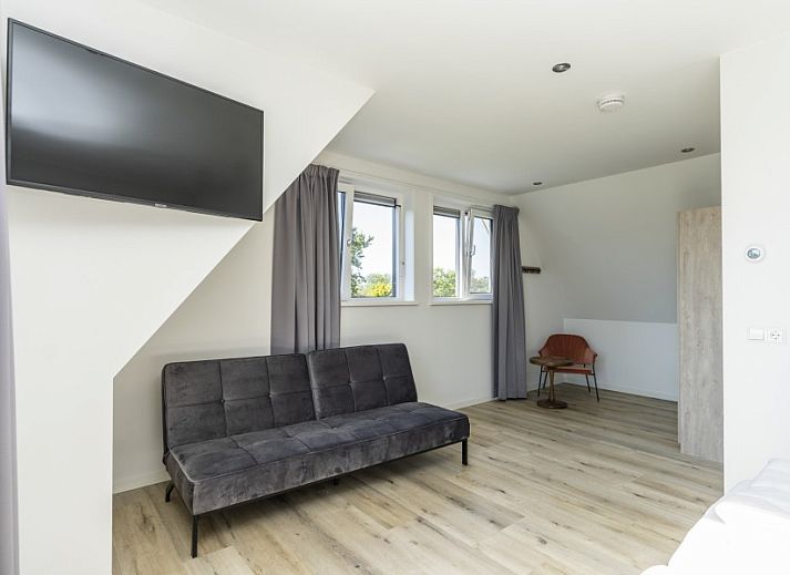 Ferienpark So What, Villa 6-Pers. in De Koog, Texel mit stilvollem Flur und Holztreppe, perfekt fuer einen Luxusaufenthalt auf den Watteninseln.