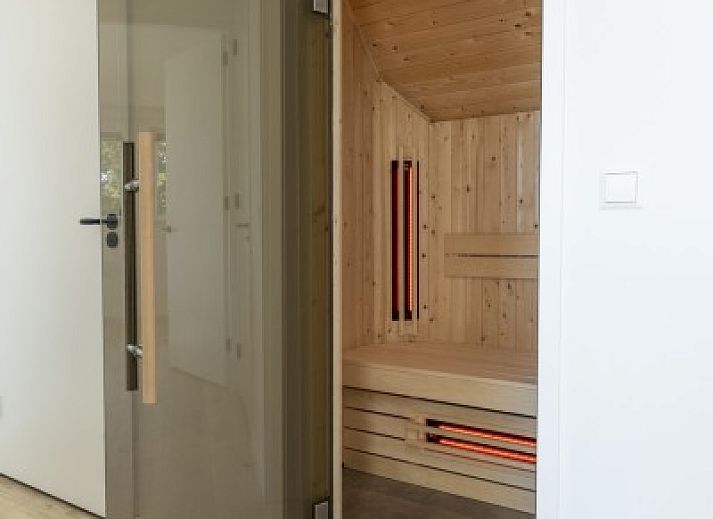 Ferienpark So What, Villa 6-Pers. in De Koog, Texel mit stilvollem Flur und Holztreppe, perfekt fuer einen Luxusaufenthalt auf den Watteninseln.