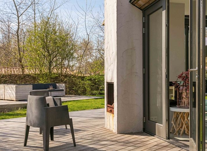 Moderne vakantiehuis Duynzoom 3 sauna in De Koog, Texel met ruime veranda en glazen gevel voor een zonnige ervaring.