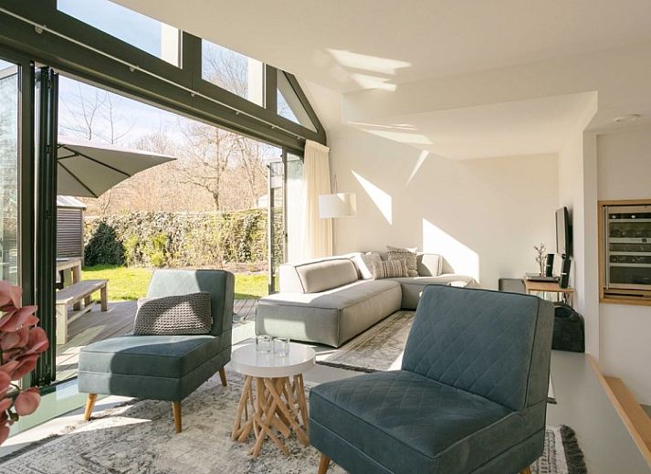 Moderne vakantiehuis Duynzoom 3 sauna in De Koog, Texel met ruime veranda en glazen gevel voor een zonnige ervaring.