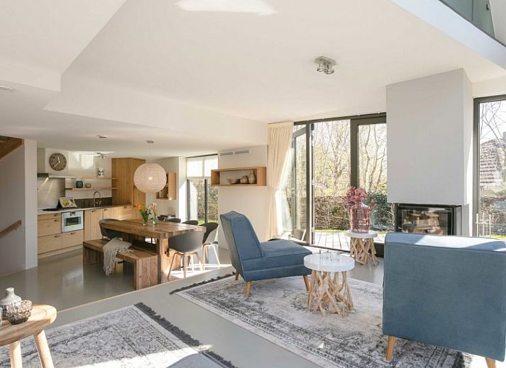 Moderne vakantiehuis Duynzoom 3 sauna in De Koog, Texel met ruime veranda en glazen gevel voor een zonnige ervaring.