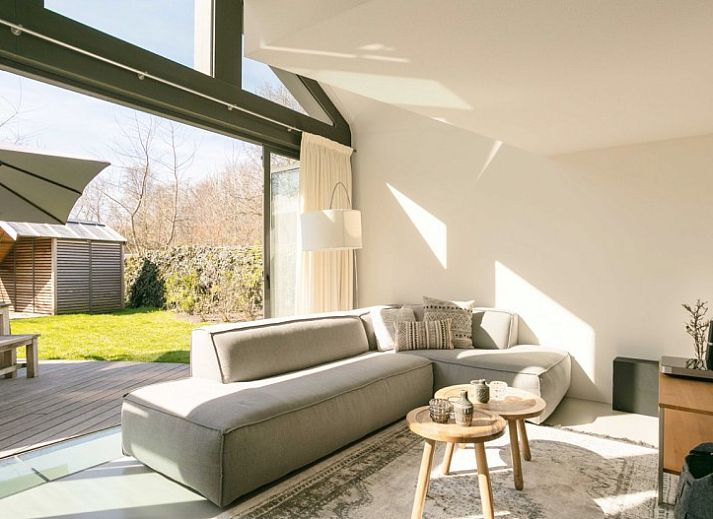 Moderne vakantiehuis Duynzoom 3 sauna in De Koog, Texel met ruime veranda en glazen gevel voor een zonnige ervaring.