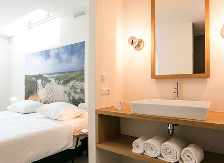 Rustige buitenhoek van Duynzoom 3 sauna, vakantiehuis in De Koog, Texel met uitzicht op groene natuur.