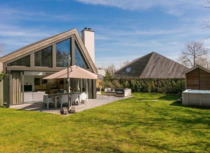 Duynzoom 1 whirlpool & Sauna vakantiehuis in De Koog, Texel met zonnig terras en moderne architectuur.