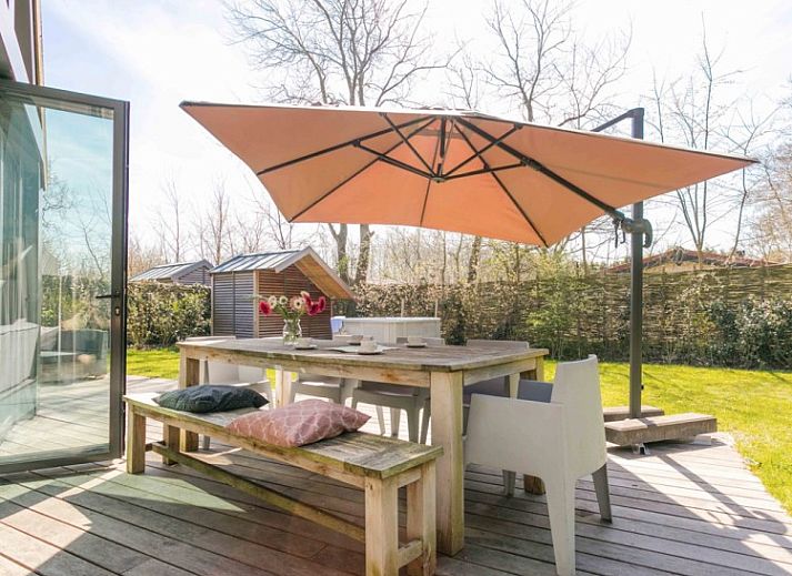 Duynzoom 1 whirlpool & Sauna vakantiehuis in De Koog, Texel met zonnig terras en moderne architectuur.