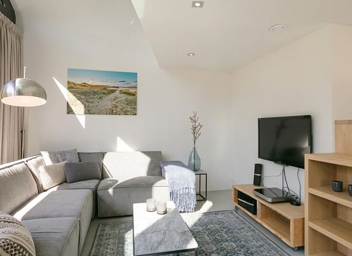 Duynzoom 1 whirlpool & Sauna vakantiehuis in De Koog, Texel met zonnig terras en moderne architectuur.