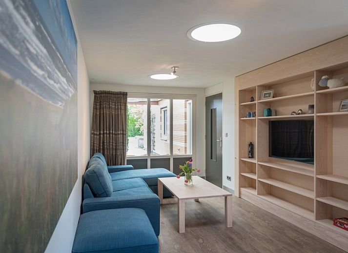 Stijlvolle keuken in Orchismient 24, De Koog, Texel vakantiehuis met moderne verlichting en eetruimte.