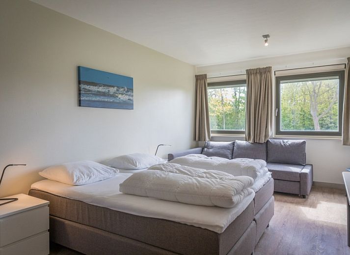 Stijlvolle keuken in Orchismient 24, De Koog, Texel vakantiehuis met moderne verlichting en eetruimte.