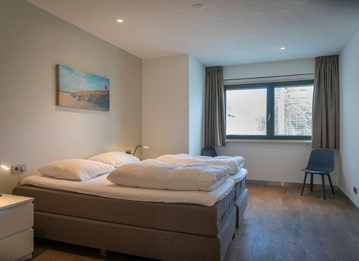 Stijlvolle keuken in Orchismient 24, De Koog, Texel vakantiehuis met moderne verlichting en eetruimte.