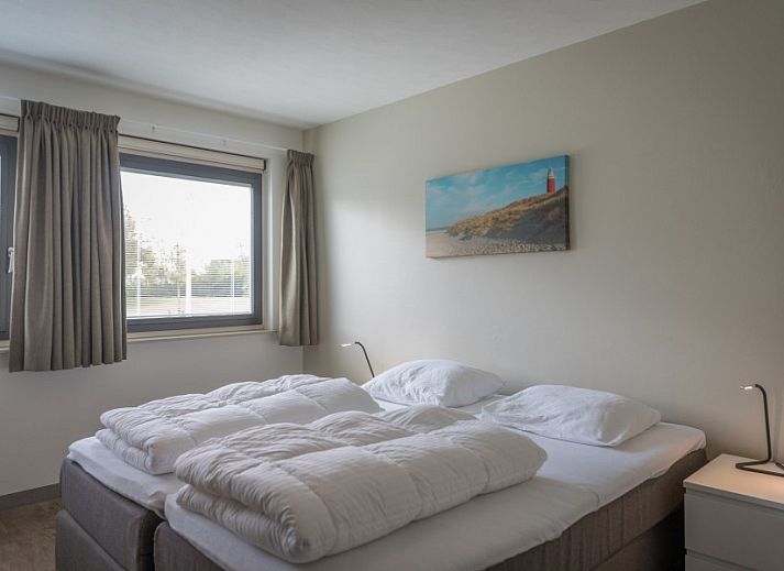 Stijlvolle keuken in Orchismient 24, De Koog, Texel vakantiehuis met moderne verlichting en eetruimte.