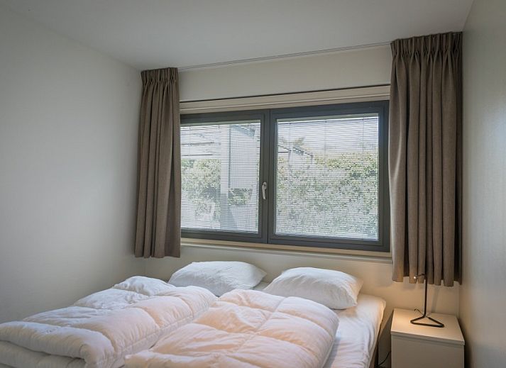 Gezellige woonkamer in Orchismient 24, De Koog, Texel met comfortabele zithoek en uitzicht op de tuin.