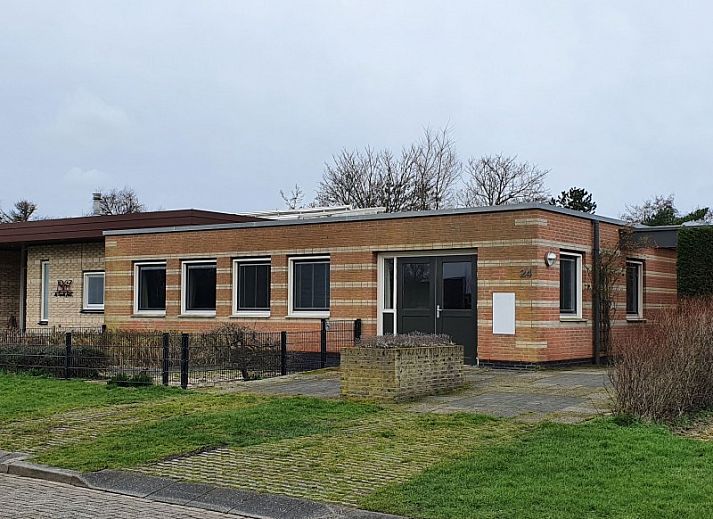 Lichte slaapkamer in Orchismient 24, De Koog, Texel vakantiehuis met groot bed en groene omgeving.
