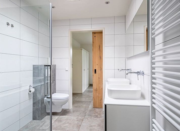 Orchismient 20, De Koog vakantiehuis met moderne gevel en groene tuin op Texel, Waddeneilanden.