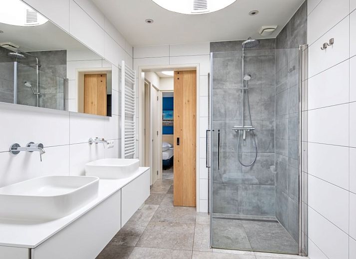 Stijlvolle badkamer in Orchismient 20, De Koog vakantiehuis op Texel, Waddeneilanden.