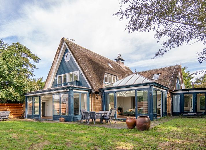 Kamerstraat 66 vacation home in De Koog Texel with spacious garden and terrace for relaxation.